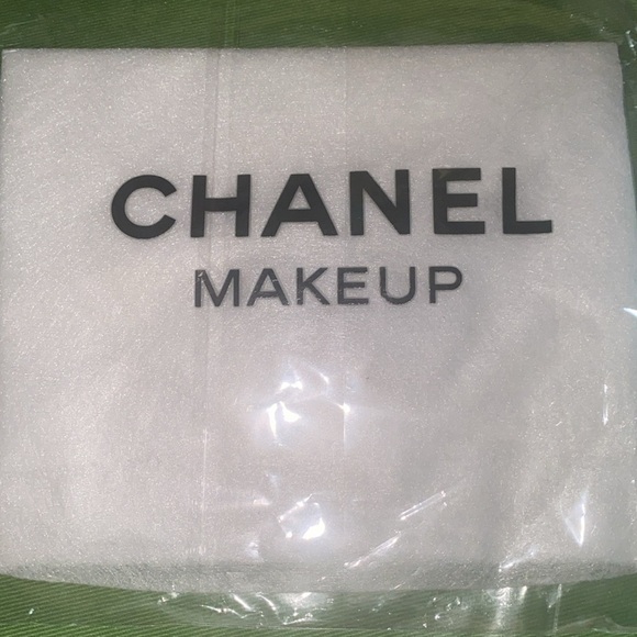 Chanel cosmetic Bag EUC with New Never used Spa/make up items
Chanel
Exclusive - Picture 3 of 16